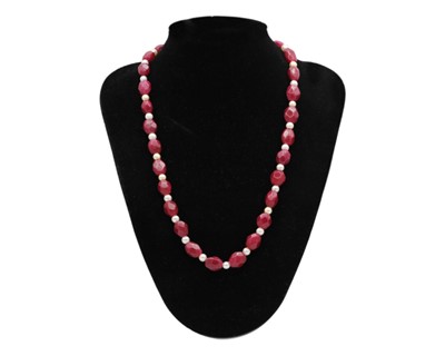 Lot 32 - A dyed quartz and faux pearl bead necklace.