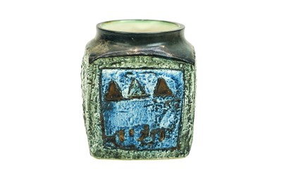 Lot 695 - A Troika marmalade pot.