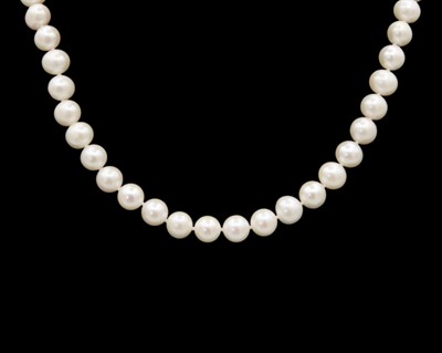 Lot 77 - A 26" white cultured pearl necklace.