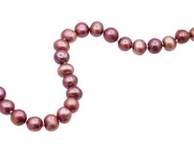Lot 86 - A purplish pink cultured pearl bracelet.