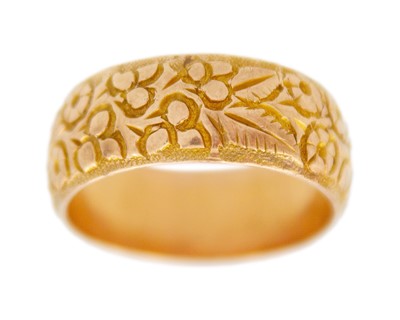 Lot 136 - A Victorian 9k hallmarked gold foliate engraved wide band ring.