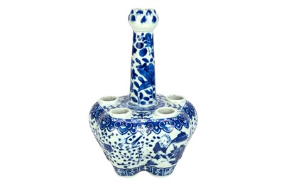 Lot 407 - A Chinese blue and white tulip vase.