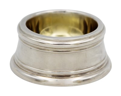 Lot 129 - A George V silver trencher salt by Wakely & Wheeler.