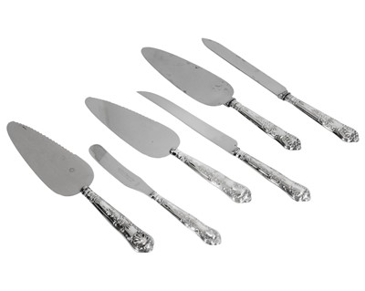 Lot 173 - A selection of hallmarked silver-handled knives with stainless steel blades.
