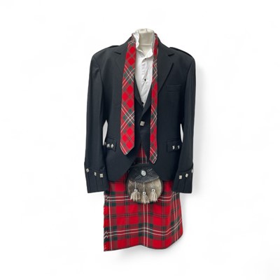 Lot 367 - A gentleman's Scottish Highland traditional dress outfit.