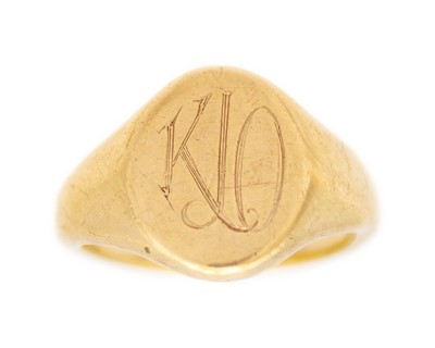 Lot 25 - A 9k gold signet ring.