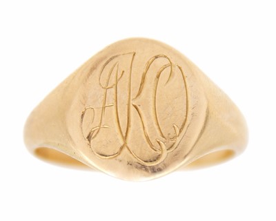 Lot 26 - A 9k gold signet ring.