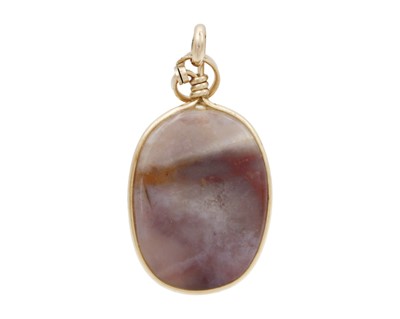 Lot 90 - A gold wire-framed agate pendant.