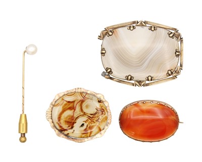 Lot 92 - A selection of gold jewellery items.