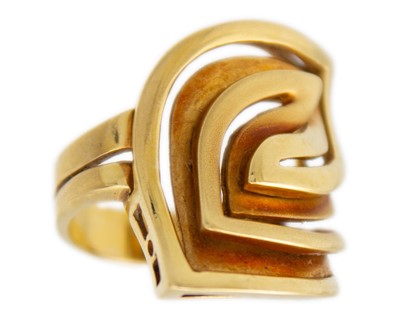 Lot 88 - RAIMA - An Italian 18k gold dress ring.