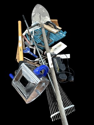 Lot 105 - A selection of building tools, including a...