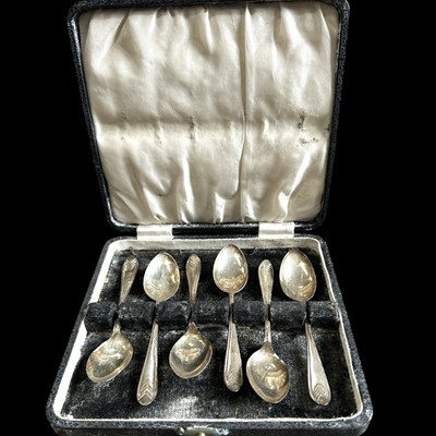 Lot 190 - A cased set of hallmarked silver tea spoons, 70g