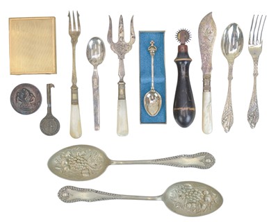 Lot 54 - A silver pillbox, Goldsmiths & Silversmiths Co. Ltd, London, 1930.