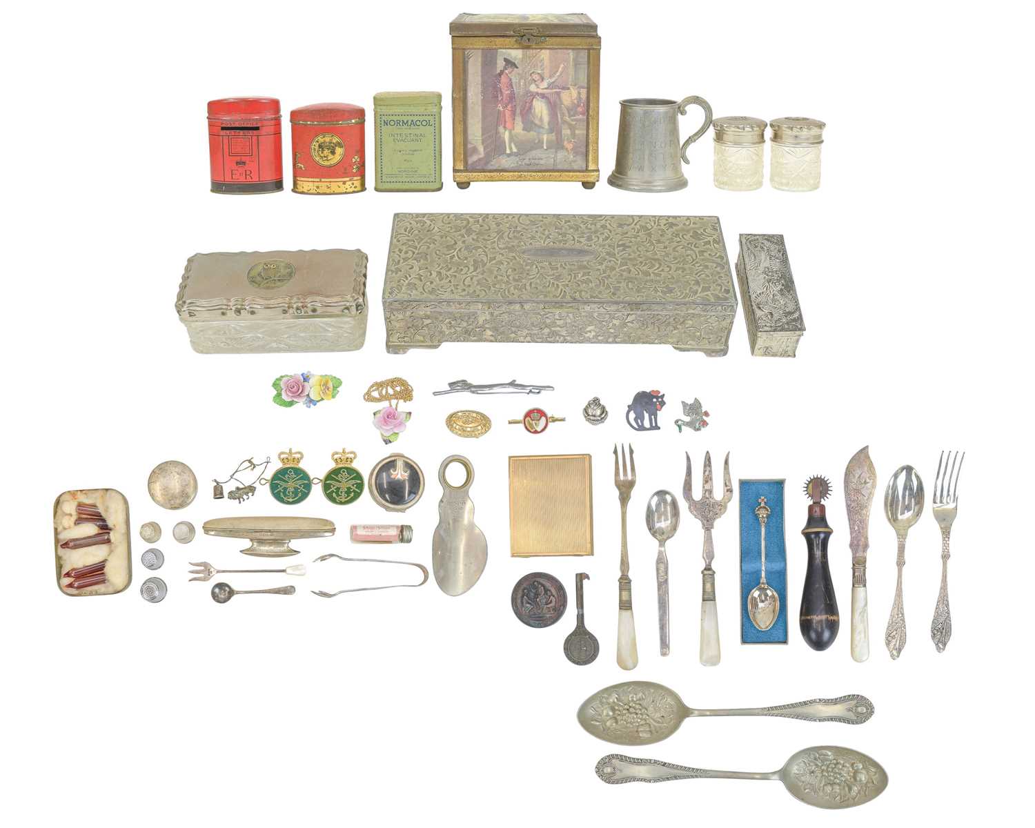 Lot 54 - A silver pillbox, Goldsmiths & Silversmiths Co. Ltd, London, 1930.