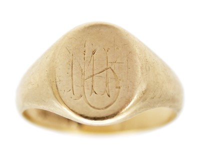 Lot 66 - A 9k hallmarked gold gentleman's signet ring.