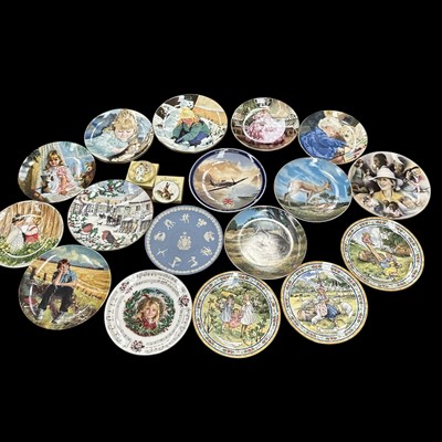Lot 186 - A selection of decorative plates by Royal...