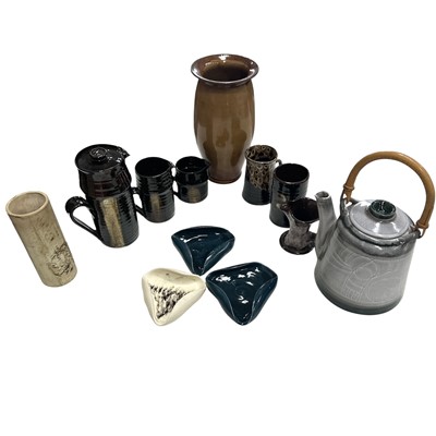 Lot 227 - A selection of studio pottery, including a...
