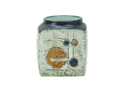 Lot 729 - A Troika marmalade pot by Leslie King.
