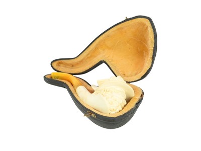 Lot 4 - A collection of fourteen pipes.