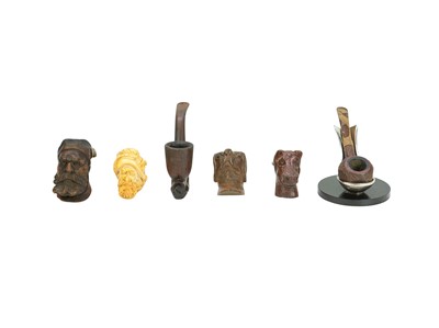 Lot 4 - A collection of fourteen pipes.