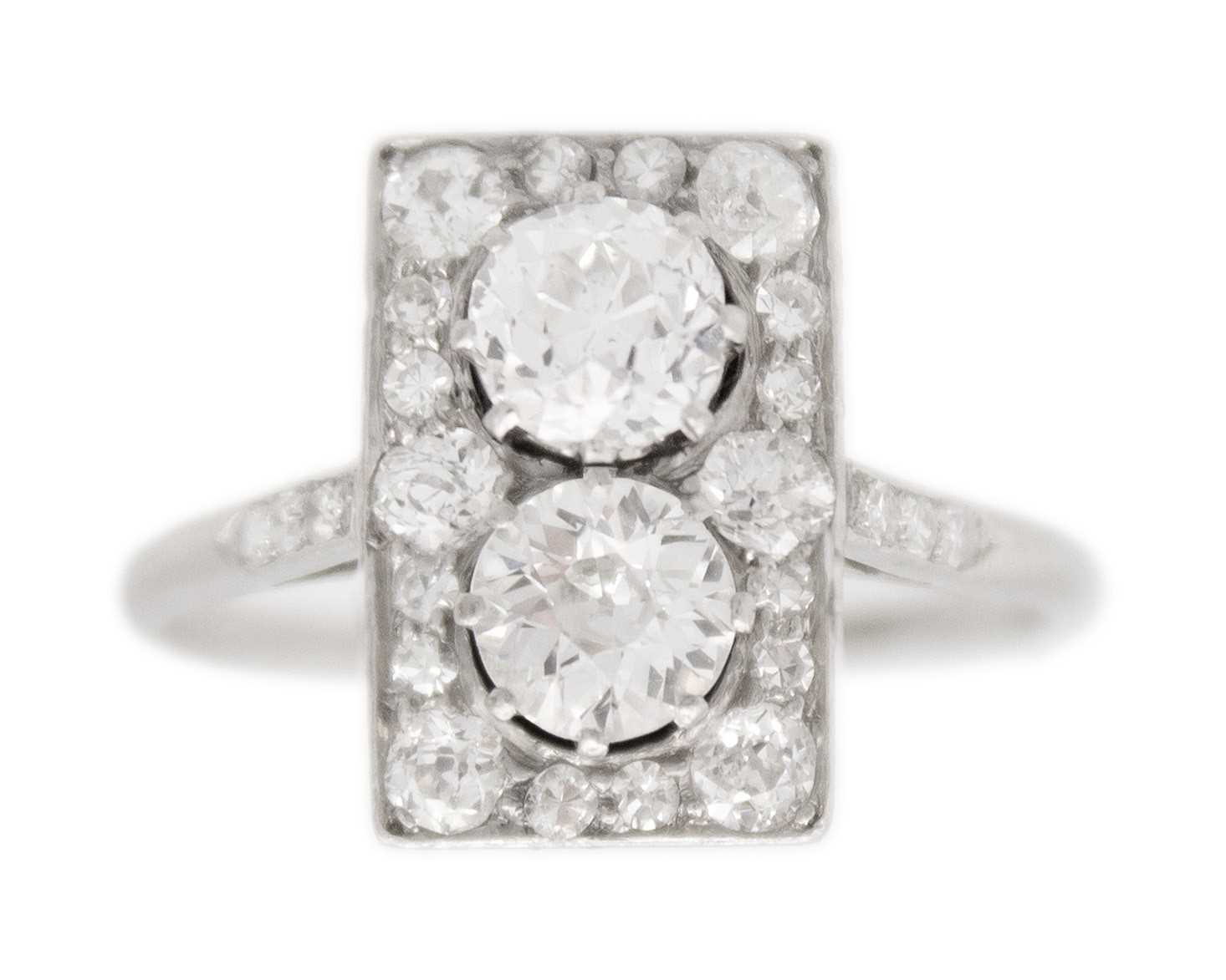 Lot 200 - A good 1920s Art Deco diamond ring in platinum.