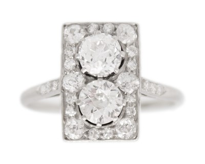 Lot 177 - A 1920s Art Deco diamond ring in platinum.