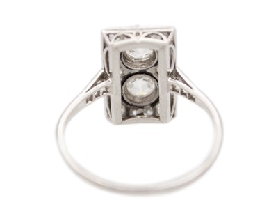 Lot 200 - A good 1920s Art Deco diamond ring in platinum.