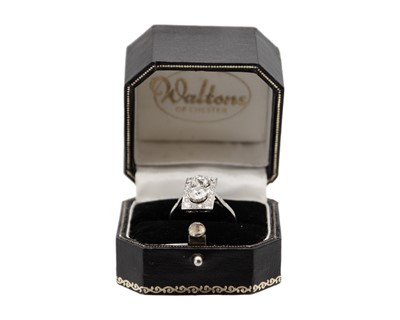 Lot 200 - A good 1920s Art Deco diamond ring in platinum.