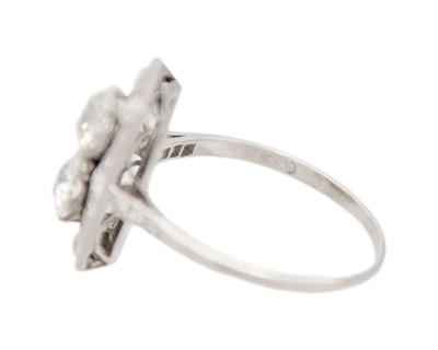 Lot 200 - A good 1920s Art Deco diamond ring in platinum.