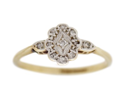 Lot 112 - An 18k and platinum diamond ring.