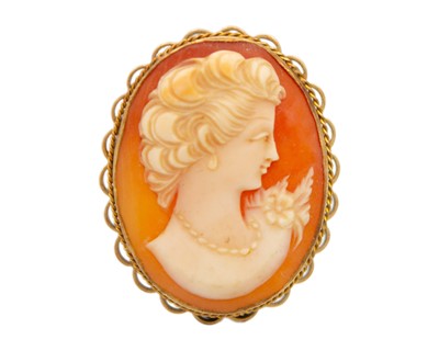 Lot 170 - A 9k gold-mounted shell cameo brooch.