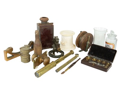 Lot 152 - A mixed lot of collectables.