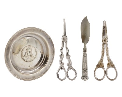 Lot 129 - A modern silver Charles I commemorative limited edition dish by Silverware Manufacturers Ltd.