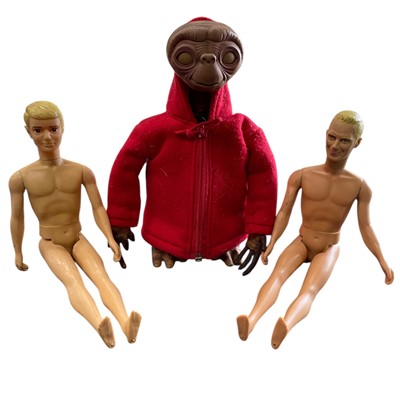 Lot 100 - A Vintage ET figure (25cm) with two Ken dolls.