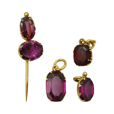 Lot 9 - A selection of garnet jewellery items set in gold.