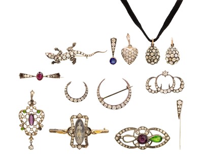 Lot 181 - A collection of costume jewellery items in silver with gold.