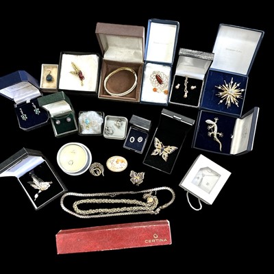 Lot 122 - A selection of costume jewellery, including...