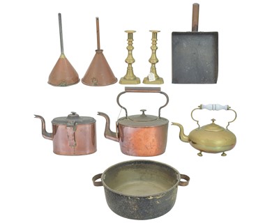 Lot 142 - A mixed lot of metal wares.