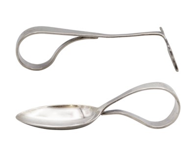 Lot 176 - A cased silver spoon and pusher by Joseph Gloster Ltd.