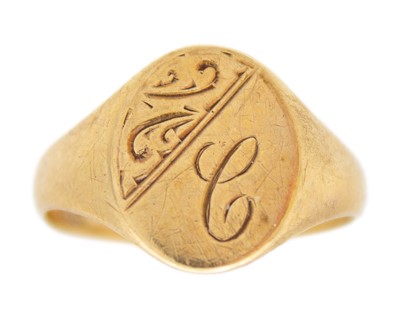 Lot 187 - A 9k gents signet ring.
