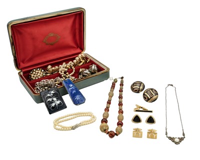 Lot 41 - A selection of costume jewellery items.