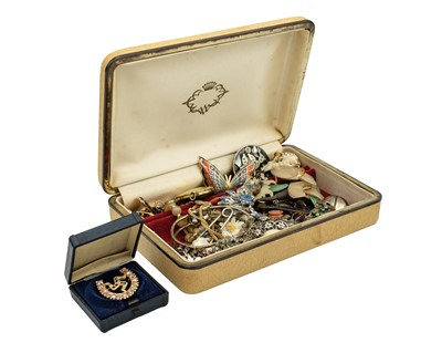 Lot 40 - A selection of costume jewellery.