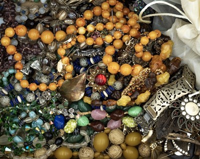 Lot 35 - A selection of costume jewellery.