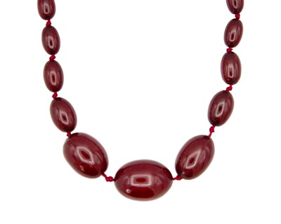 Lot 190 - A cherry amber-style bead necklace.