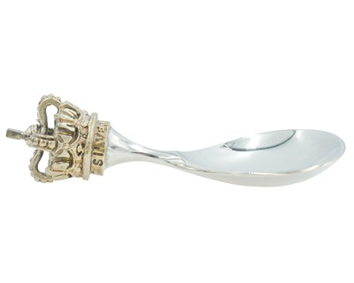 Lot 3 - A modern silver caddy spoon by Stuart Devlin.