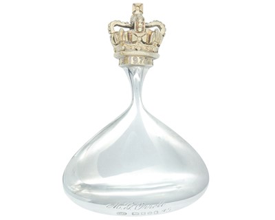 Lot 3 - A modern silver caddy spoon by Stuart Devlin.