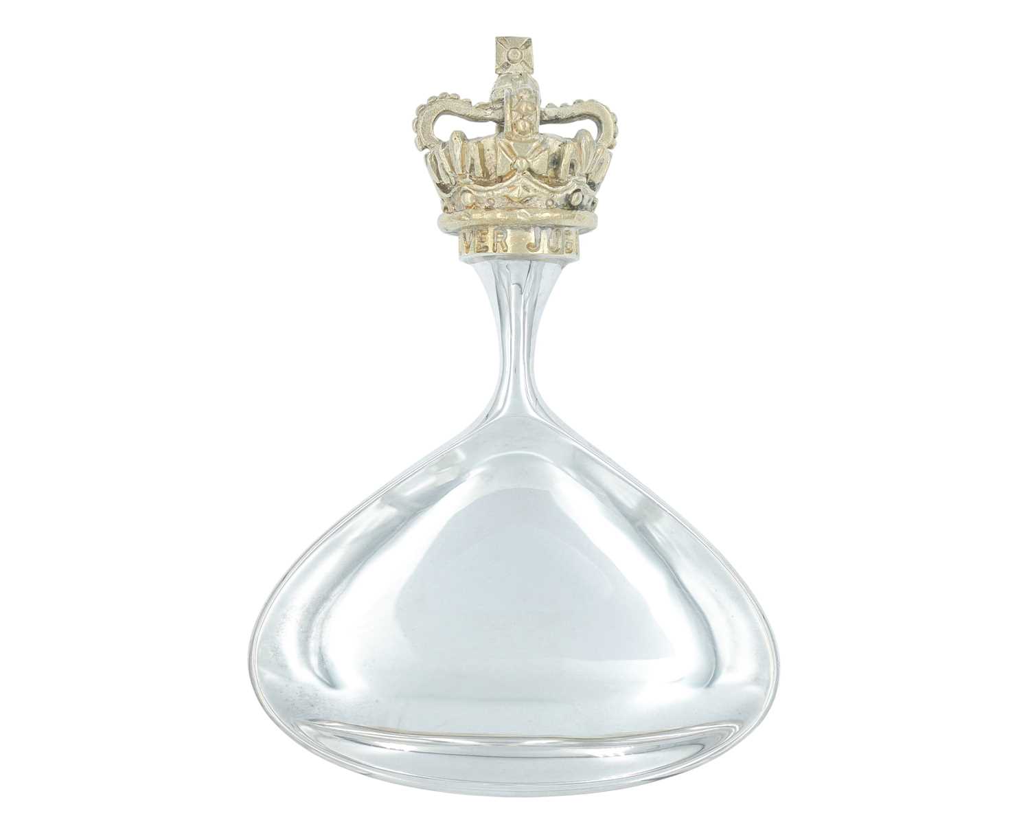 Lot 3 - A modern silver caddy spoon by Stuart Devlin.