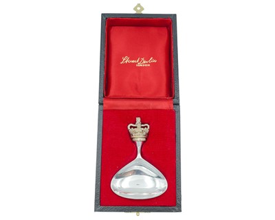 Lot 3 - A modern silver caddy spoon by Stuart Devlin.