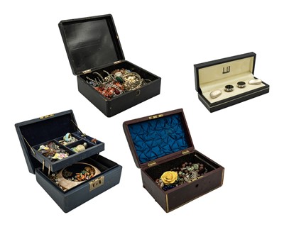 Lot 44 - A selection of costume jewellery.