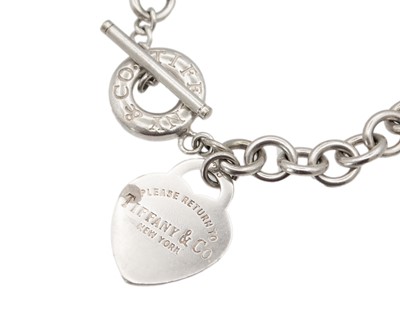 Lot 207 - TIFFANY & CO - A silver bracelet with padlock shaped pendant.